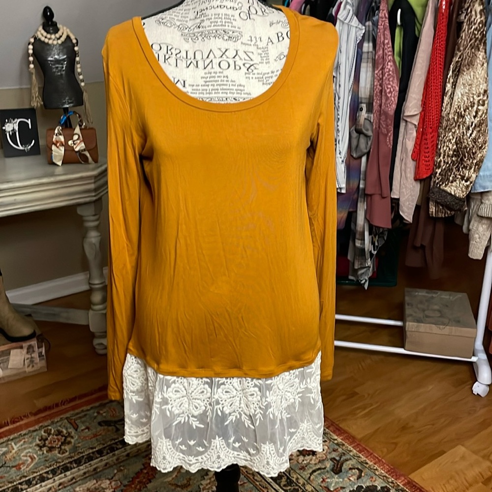 Kate & Mallory marigold tunic w/ lace trim. Size medium.